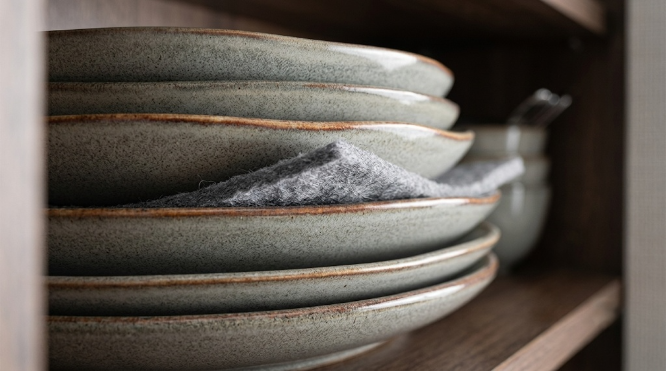 What Defines Rustic Farmhouse Dinnerware Style?